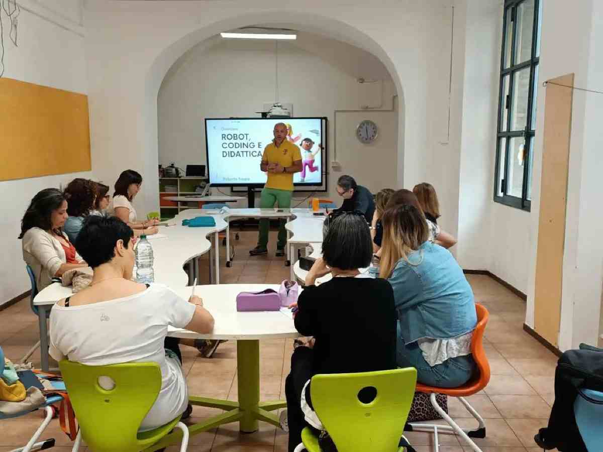 docenti in un'aula scolastica