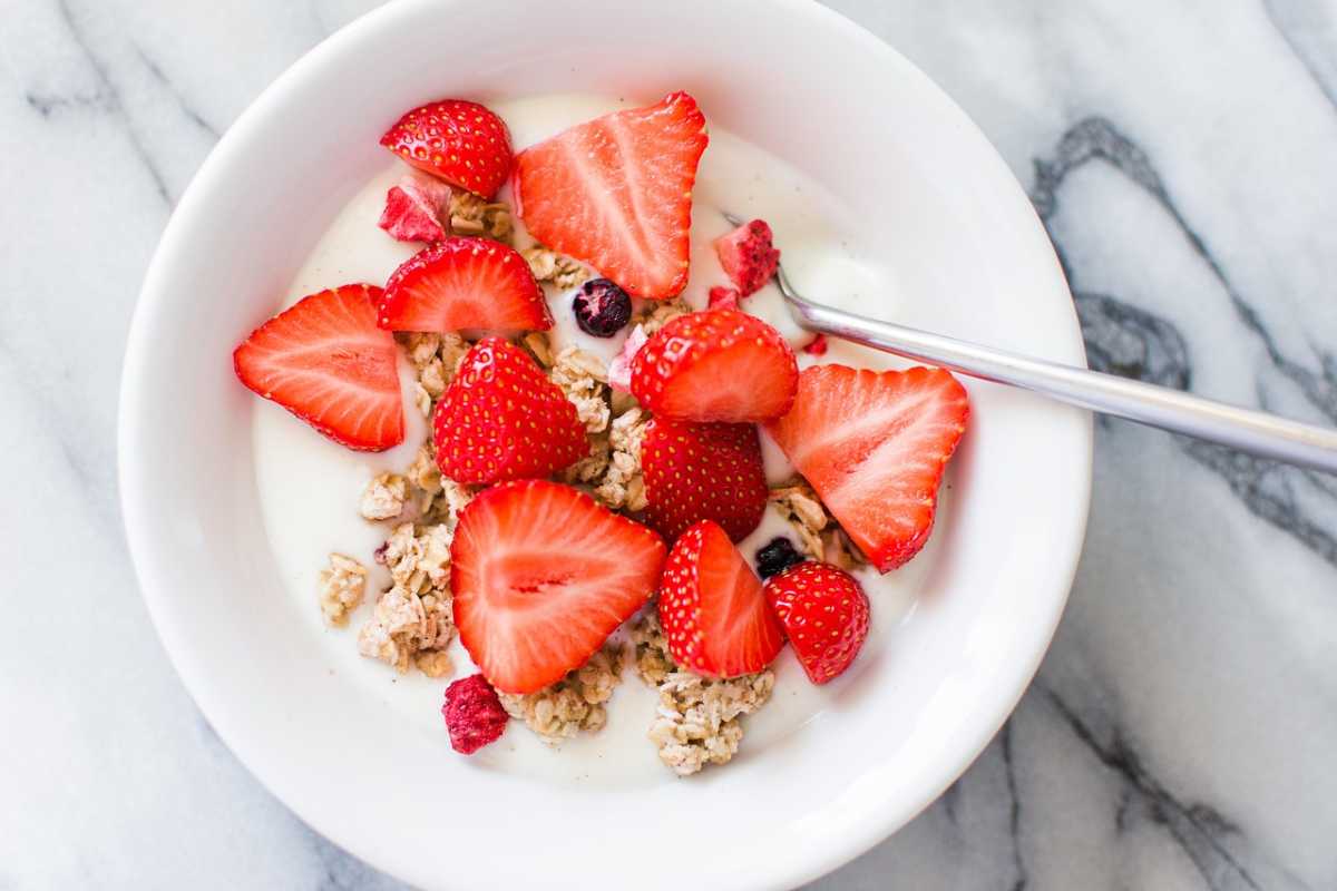 ciotola con frutti e cereali
