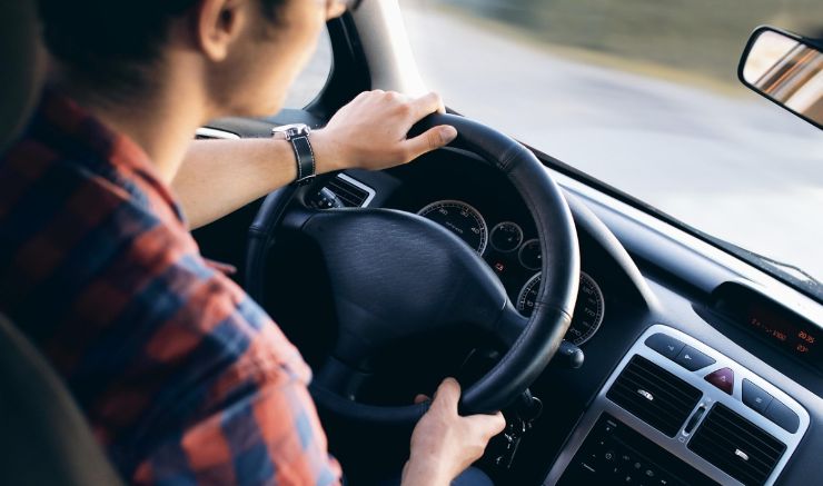 persona alla guida dell'auto