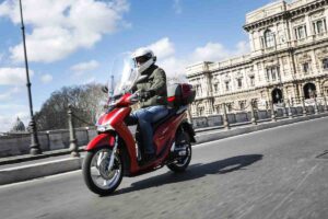 persona alla guida di uno scooter