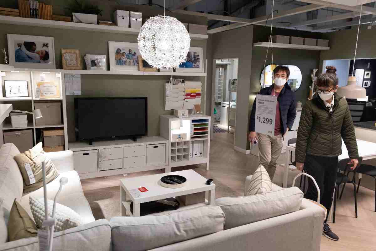 clienti in un negozio di Ikea