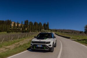 un SUV di colore bianco in strada