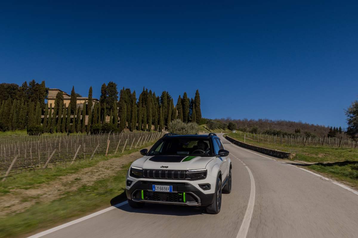 un SUV di colore bianco in strada