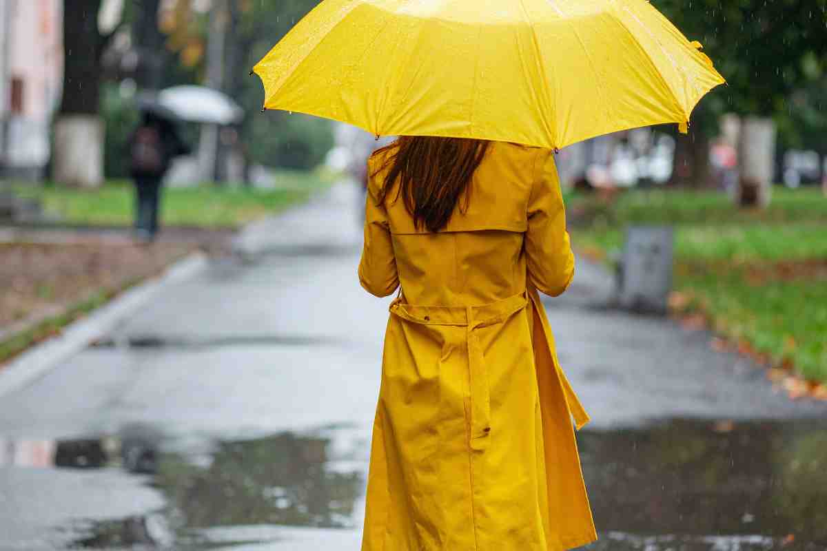 una donna con un ombrello giallo