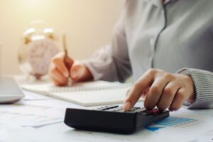 persona fa i conti con una calcolatrice