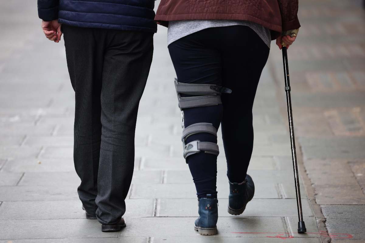 persona cammina con l'ausilio di una stampella