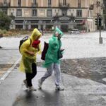 due persona sotto la pioggia