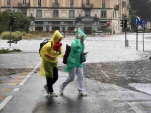due persona sotto la pioggia