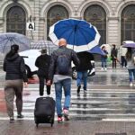 persone sotto la pioggia