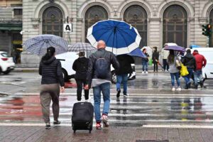 persone sotto la pioggia