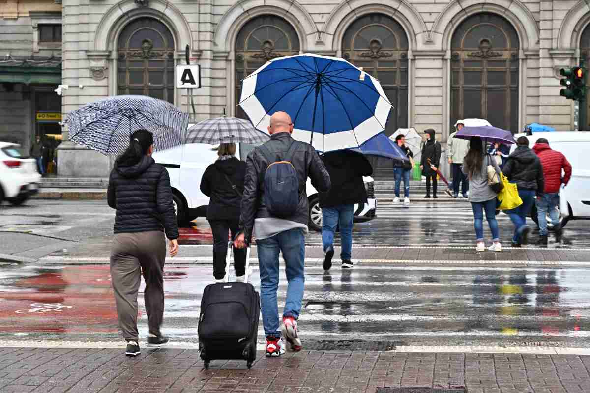 allerta meteo in queste zone venti e temporali tutti barricati in casa