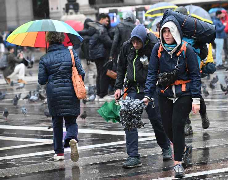 persone sotto la pioggia