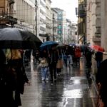 persone sotto la pioggia