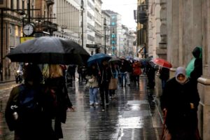 persone sotto la pioggia