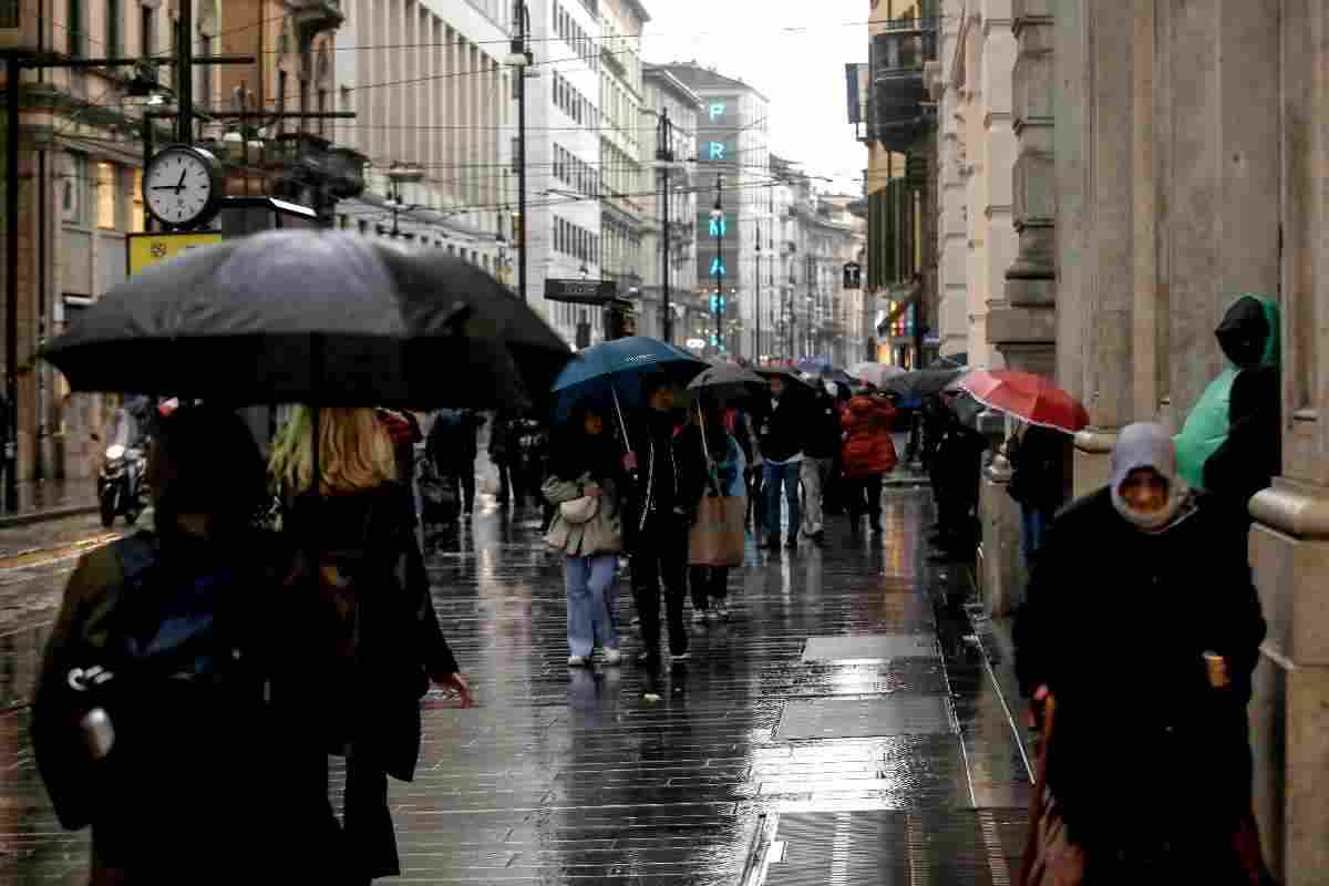 persone sotto la pioggia in città