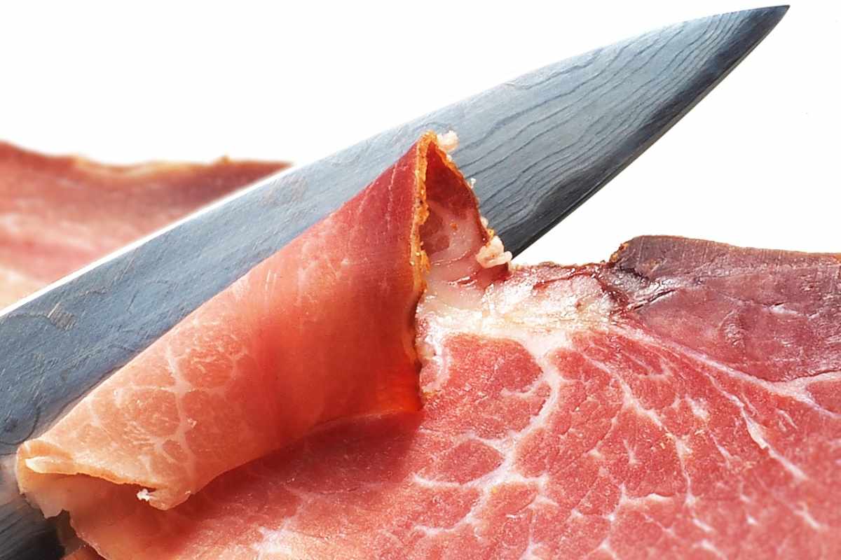 prosciutto crudo con coltello