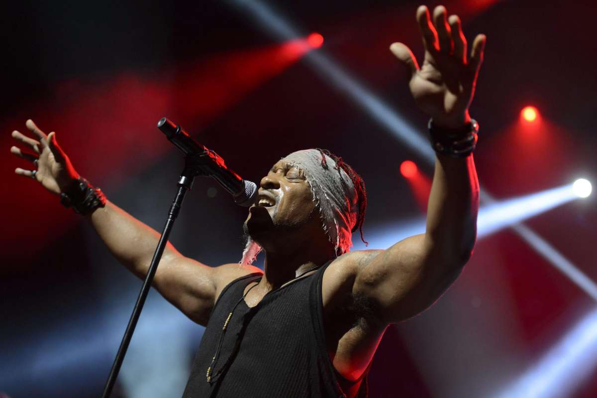 Michael D'Angelo Archer mentre canta