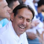 Simone Inzaghi fa l'occhietto ai fotografi