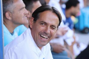Simone Inzaghi fa l'occhietto ai fotografi