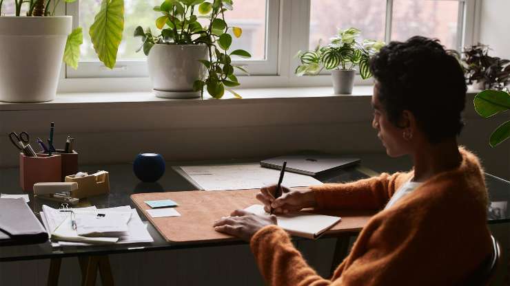 ragazzo al lavoro su una scrivana