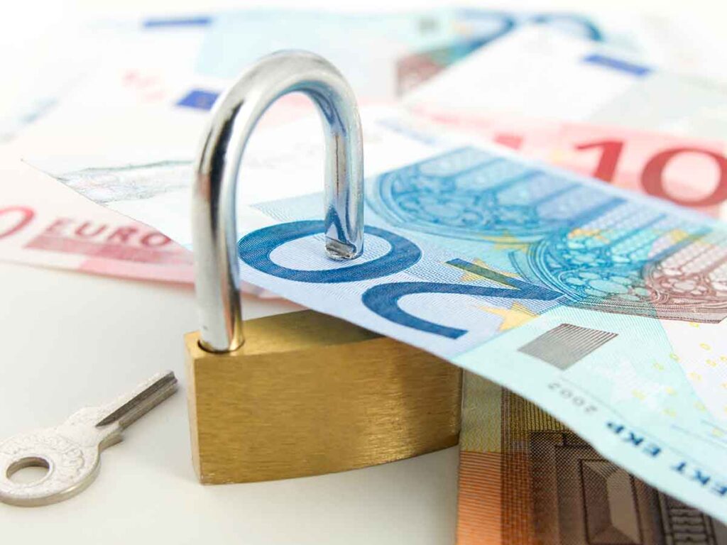 lucchetto su una banconota