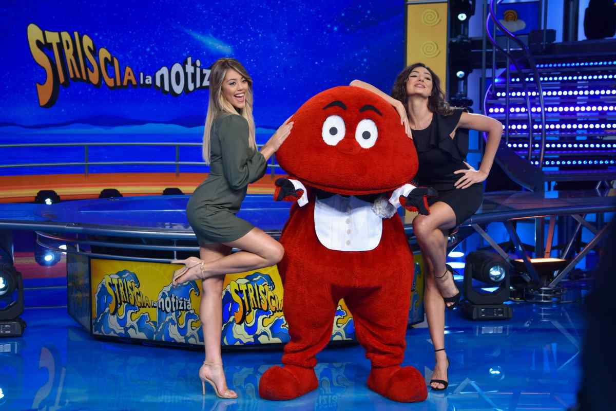 Il Gabibbo in compagnia delle veline nello studio di Striscia La Notizia
