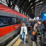 passeggeri che scendono da un treno