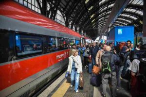 passeggeri che scendono da un treno