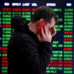 persona che risponde al telefono