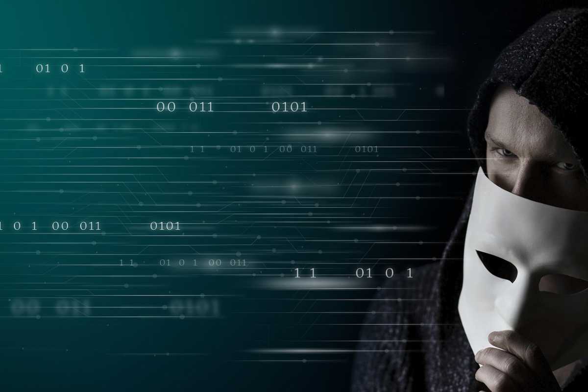 un truffatore si nasconde dietro una maschera
