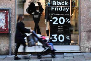 vetrina con sconti black friday