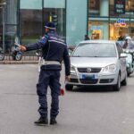 vigile a un posto di blocco