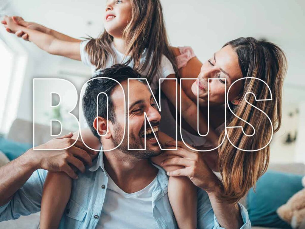 scritta Bonus con dietro padre madre e figlia sorridenti