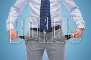 Scritta bonus e uomo con le tasche vuote