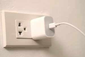 un caricatore nella presa