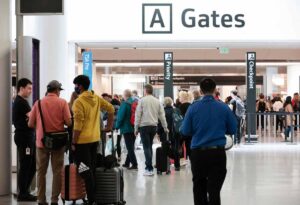 Gente in fila in aeroporto