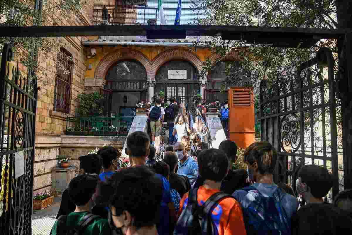 Studenti che entrano a scuola