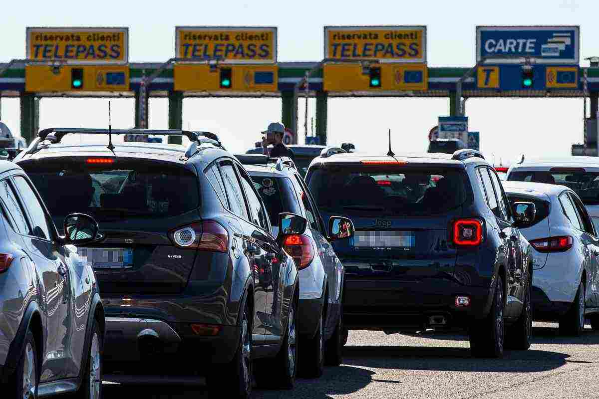 auto incolonnate al casello autostradale