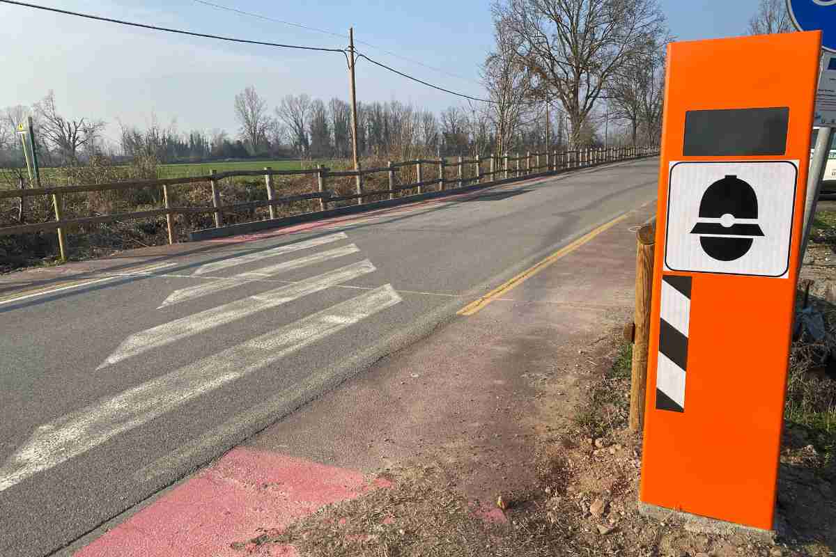una postazione Autovelox di colore arancione