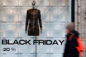 vetrina con insegna black friday
