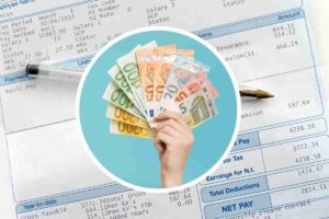 mazzetta di soldi con dietro un foglio compilato