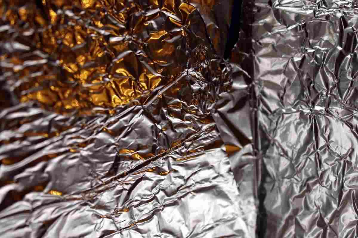 Bollette low cost con il trucco della carta stagnola: in cosa consiste Bollette low cost con il trucco della carta stagnola: in cosa consiste