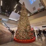 albero di natale in un centro commerciale