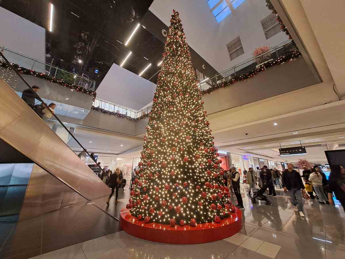 albero di natale in un centro commerciale