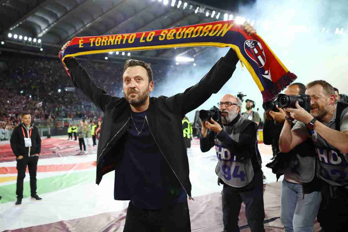 Cesare Cremonini con la sciarpa del Bologna