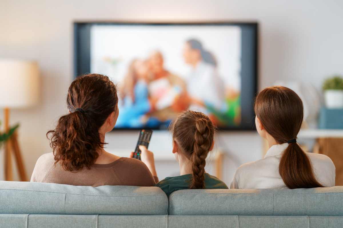 madre e figlie che guardano la tv