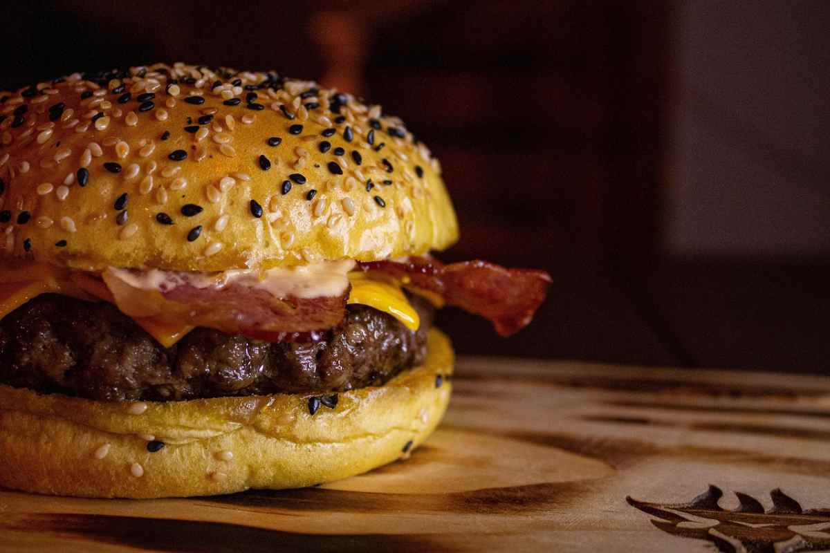 In fin di vita a 22 anni per aver mangiato un hamburger: è davvero possibile