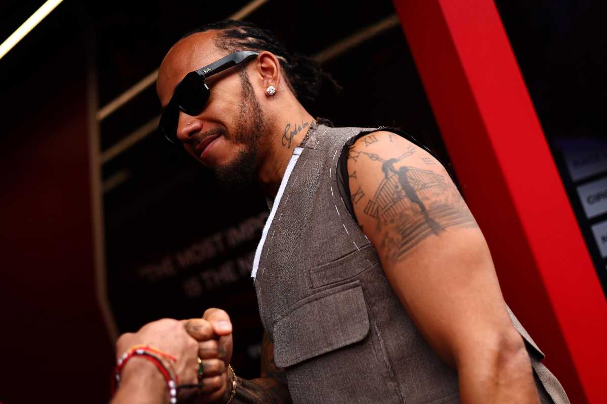 Lewis Hamilton con occhiali da sole e maglia smanicata