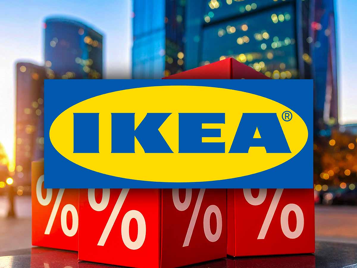 logo Ikea con dietro il simbolo degli sconti