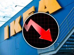 Logo Ikea con una freccia rivolta verso il basso